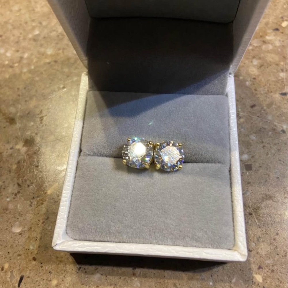 GRA Certified Diamond Moissanite